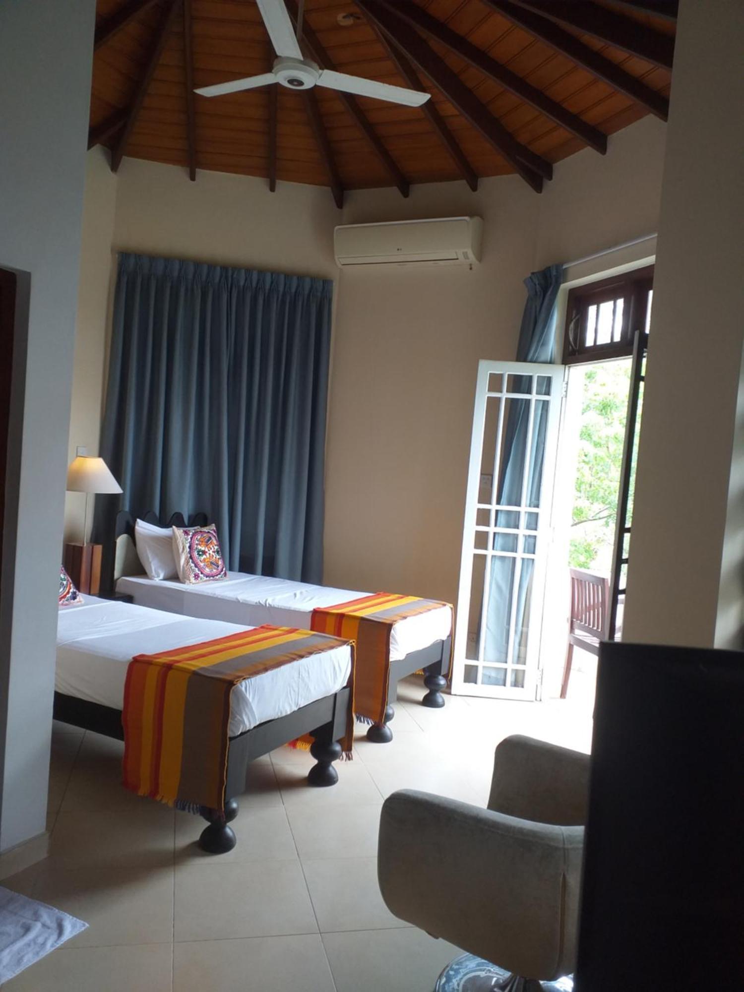 Crown Hills Kandy Inn Exterior photo