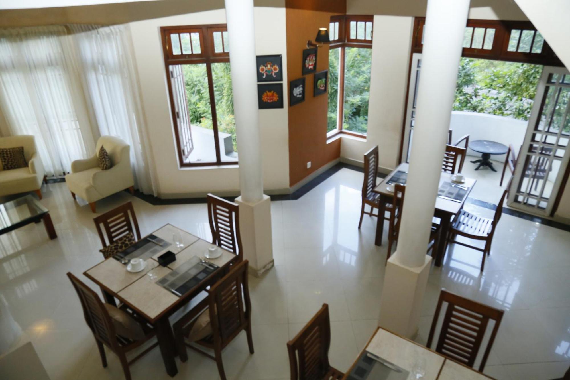 Crown Hills Kandy Inn Exterior photo