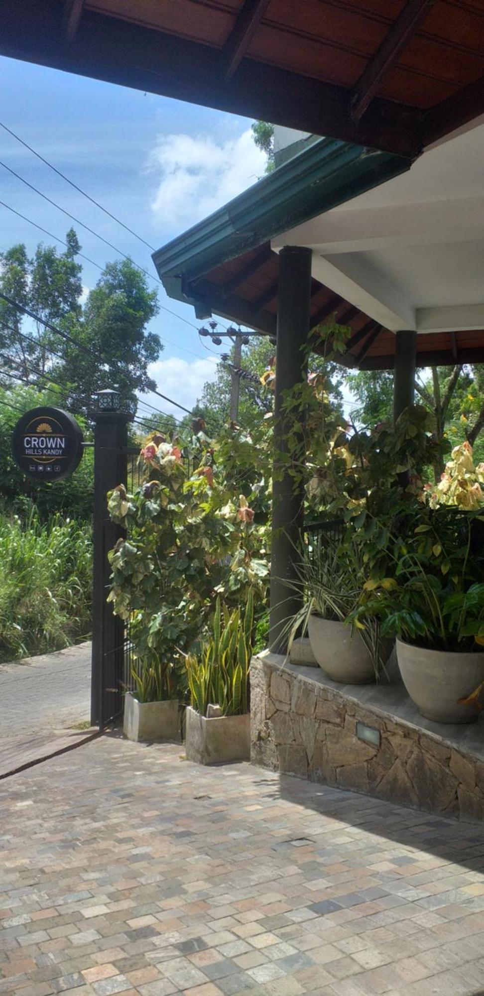 Crown Hills Kandy Inn Exterior photo